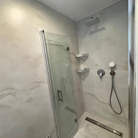 Appartement 2p Moderne Et Epure Pres De La Et De La Celebre Promenades Des - Vivez Le Reve Mediterraneen Nice