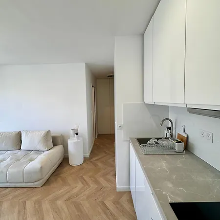 Appartement 2p Moderne Et Epure Pres De La Et De La Celebre Promenades Des - Vivez Le Reve Mediterraneen